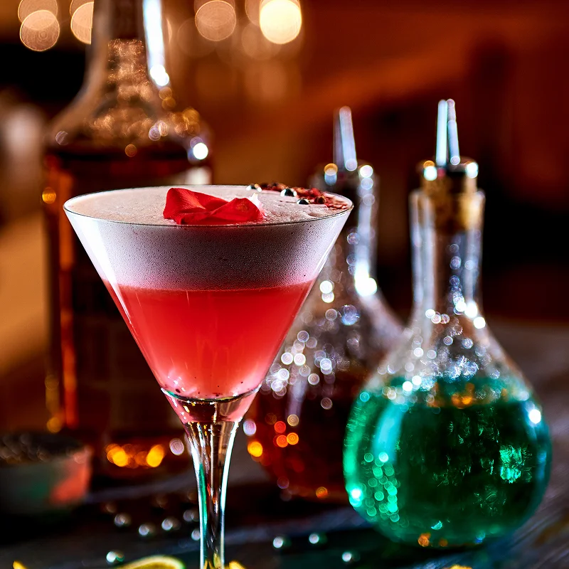 Barman przygotowujący Midnight Velvet